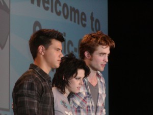 Still of Kristen Stewart, Taylor Lautner and Robert Pattinson in Jaunatis (2009)