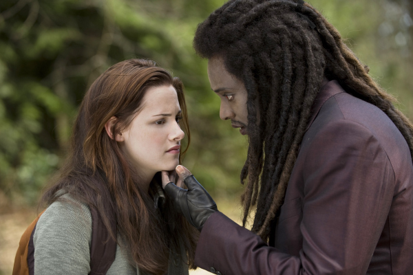 Still of Kristen Stewart and Edi Gathegi in Jaunatis (2009)