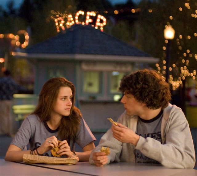 Still of Jesse Eisenberg and Kristen Stewart in Adventureland (2009)