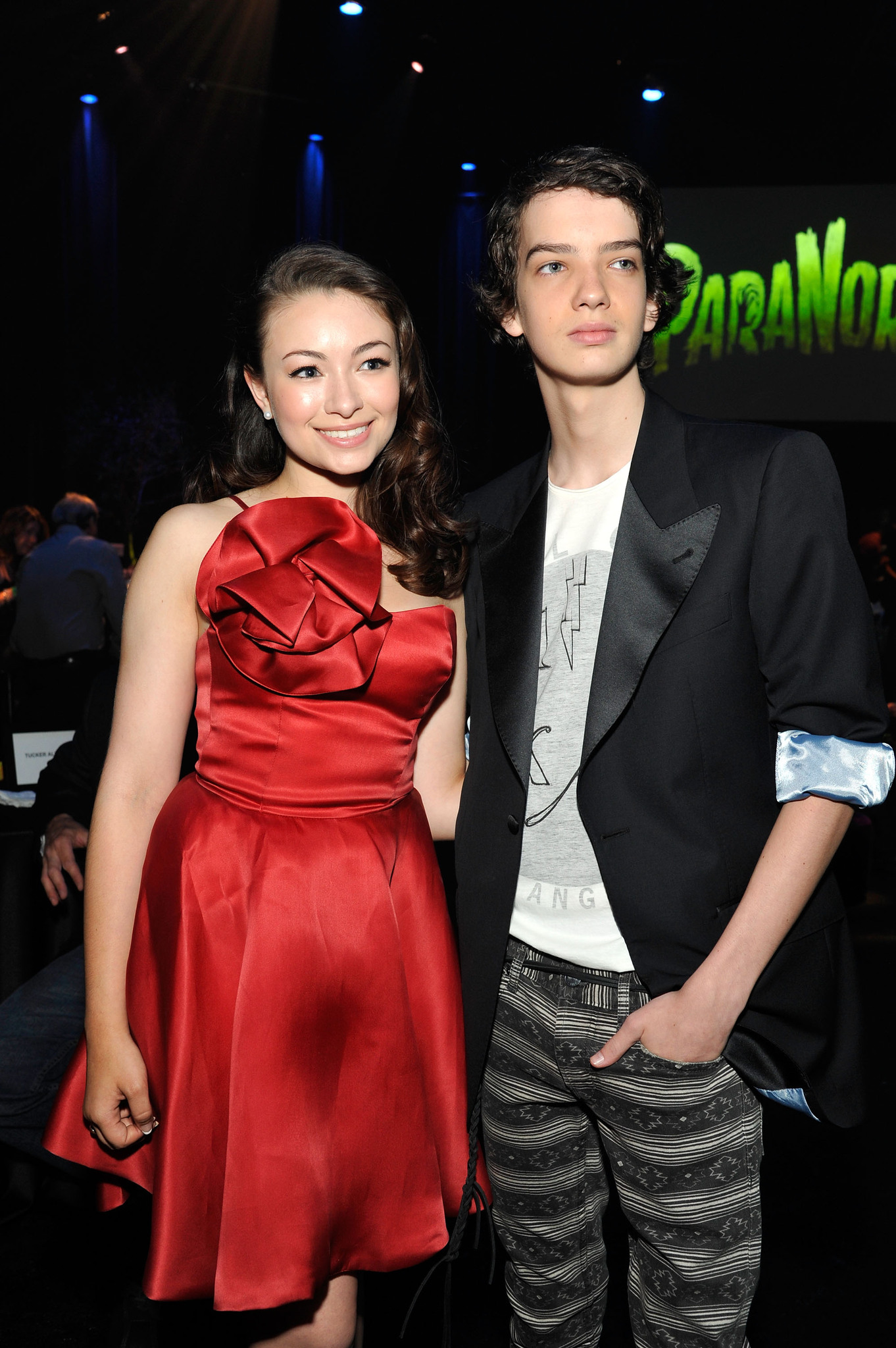 Jodelle Ferland and Kodi Smit-McPhee at event of Paranormanas (2012)