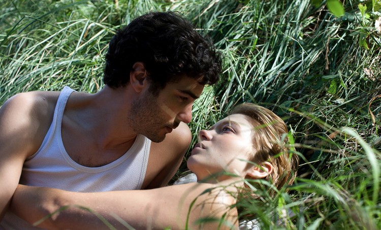 Still of Léa Seydoux and Tahar Rahim in Grand Central (2013)