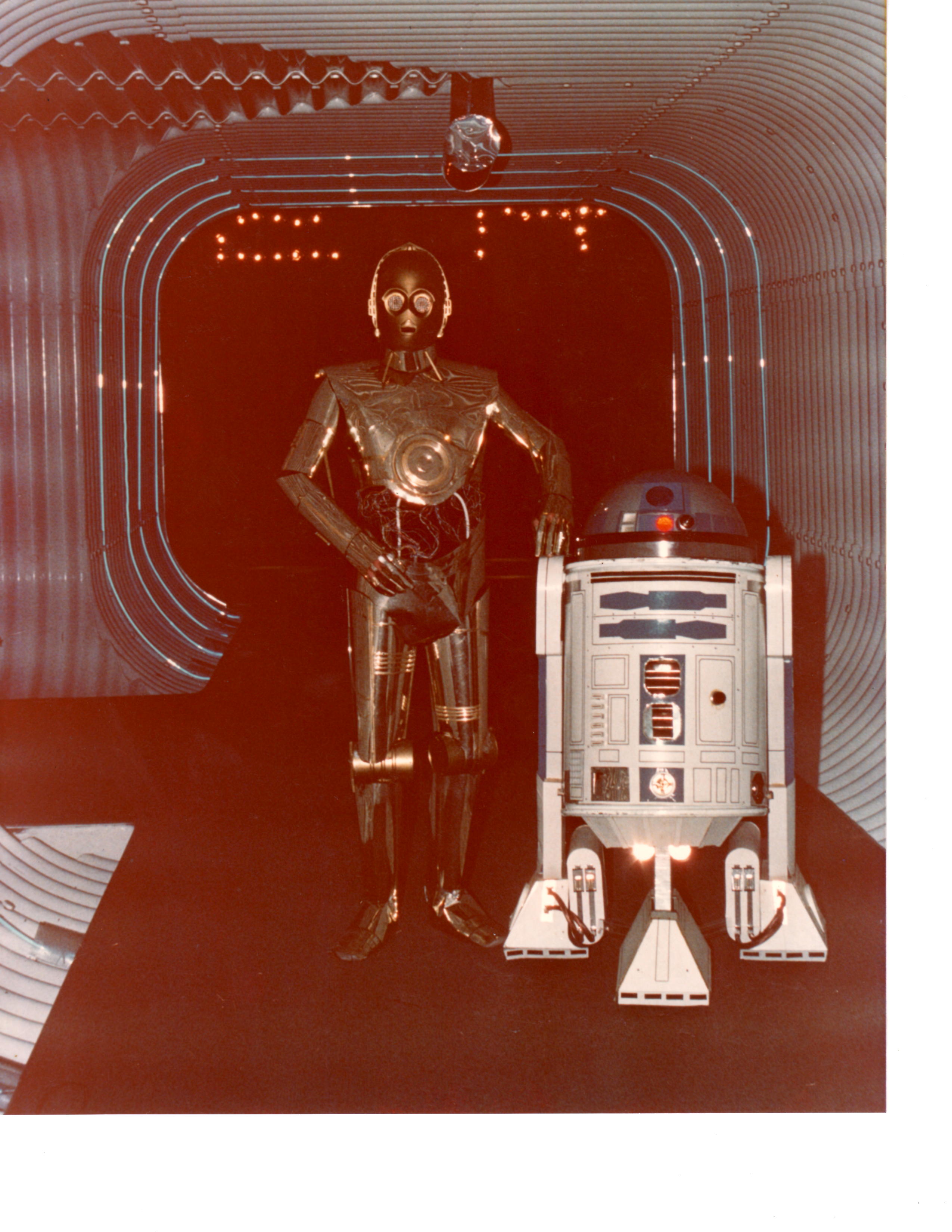 C3PO & R2D2 hangin' out in Manhattan or Mos Eisley?