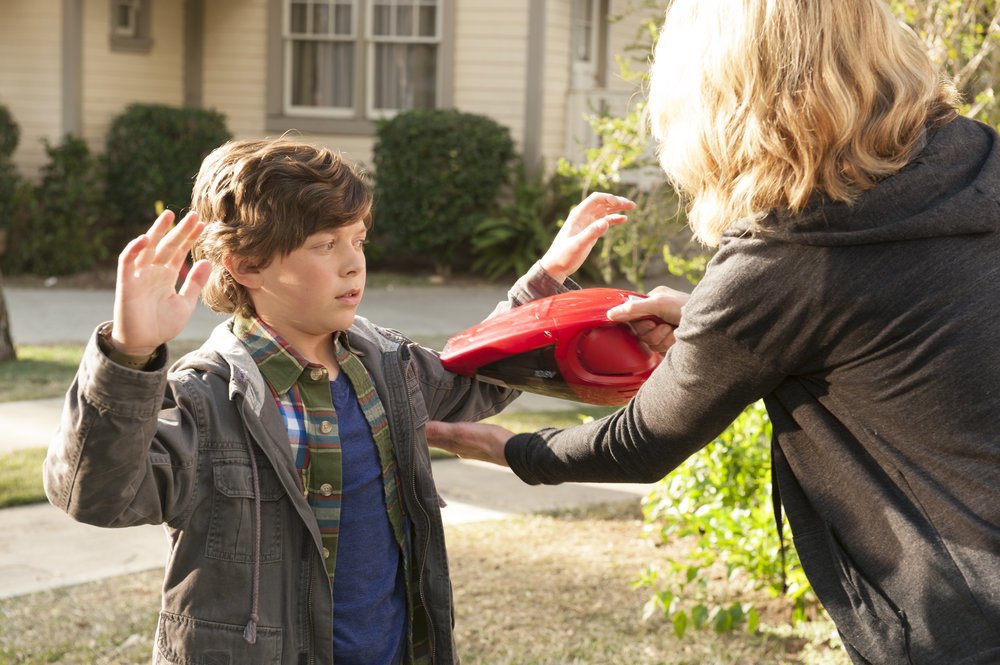 Still of Jenna Elfman and Eli Baker in Growing Up Fisher (2014)