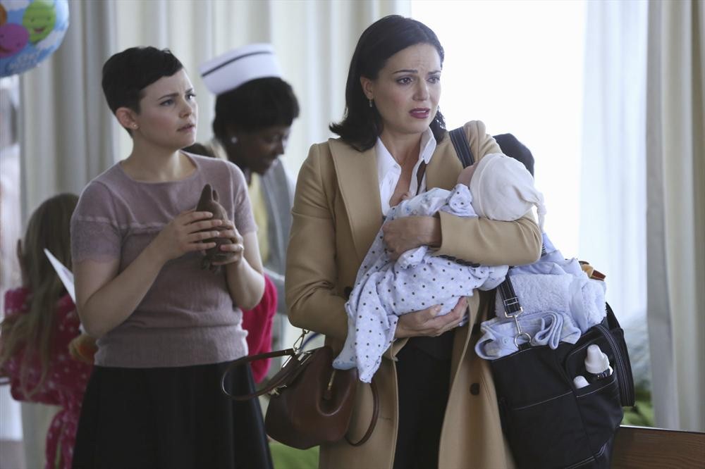 Still of Ginnifer Goodwin and Lana Parrilla in Once Upon a Time (2011)