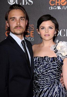 Ginnifer Goodwin and Joey Kern at event of The 36th Annual People's Choice Awards (2010)