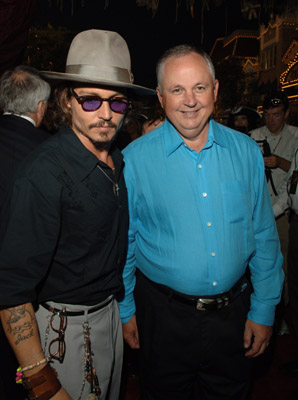 Johnny Depp and Dick Cook at event of Karibu piratai: numirelio skrynia (2006)