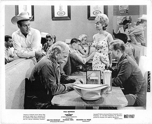 Paul Newman, Melvyn Douglas, Dennis Hedlund(seated at rear table), Yvette Vickers, and Brandon De Wilde in 