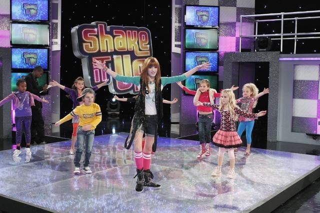 Still of Bella Thorne and Caitlin Carmichael in Shake It Up! (2010)