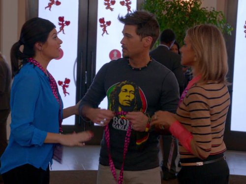 Still of Casey Wilson and Eliza Coupe in Happy Endings (2011)