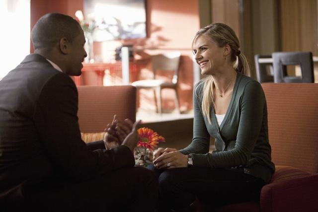 Still of Damon Wayans Jr. and Eliza Coupe in Happy Endings (2011)