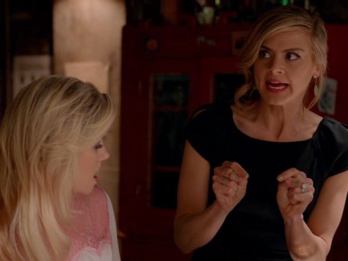 Still of Elisha Cuthbert and Eliza Coupe in Happy Endings (2011)