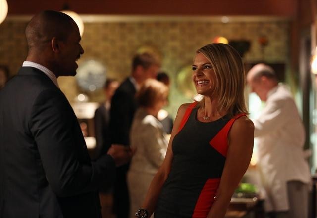 Still of Damon Wayans Jr. and Eliza Coupe in Happy Endings (2011)