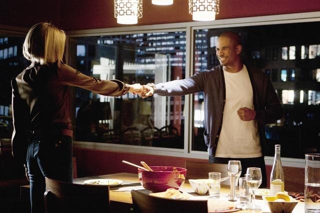 Still of Damon Wayans Jr. and Eliza Coupe in Happy Endings (2011)