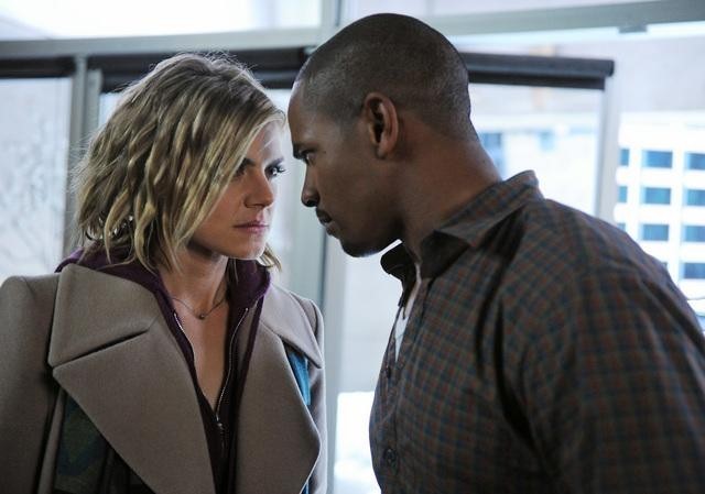 Still of Damon Wayans Jr. and Eliza Coupe in Happy Endings (2011)