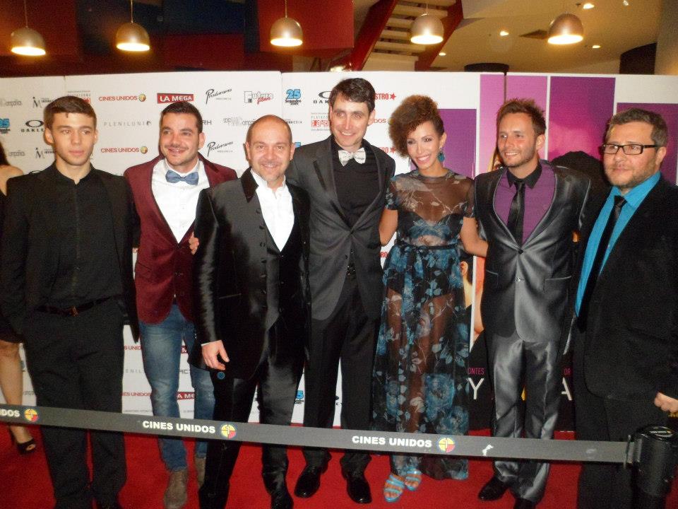 With actors Ignacio Montes, Juan Carlos Lares, Sócrates Serrano and Alexander Da Silva, director Miguel Ferrari and producer Rodolfo Cova. Azul y no tan rosa's premier