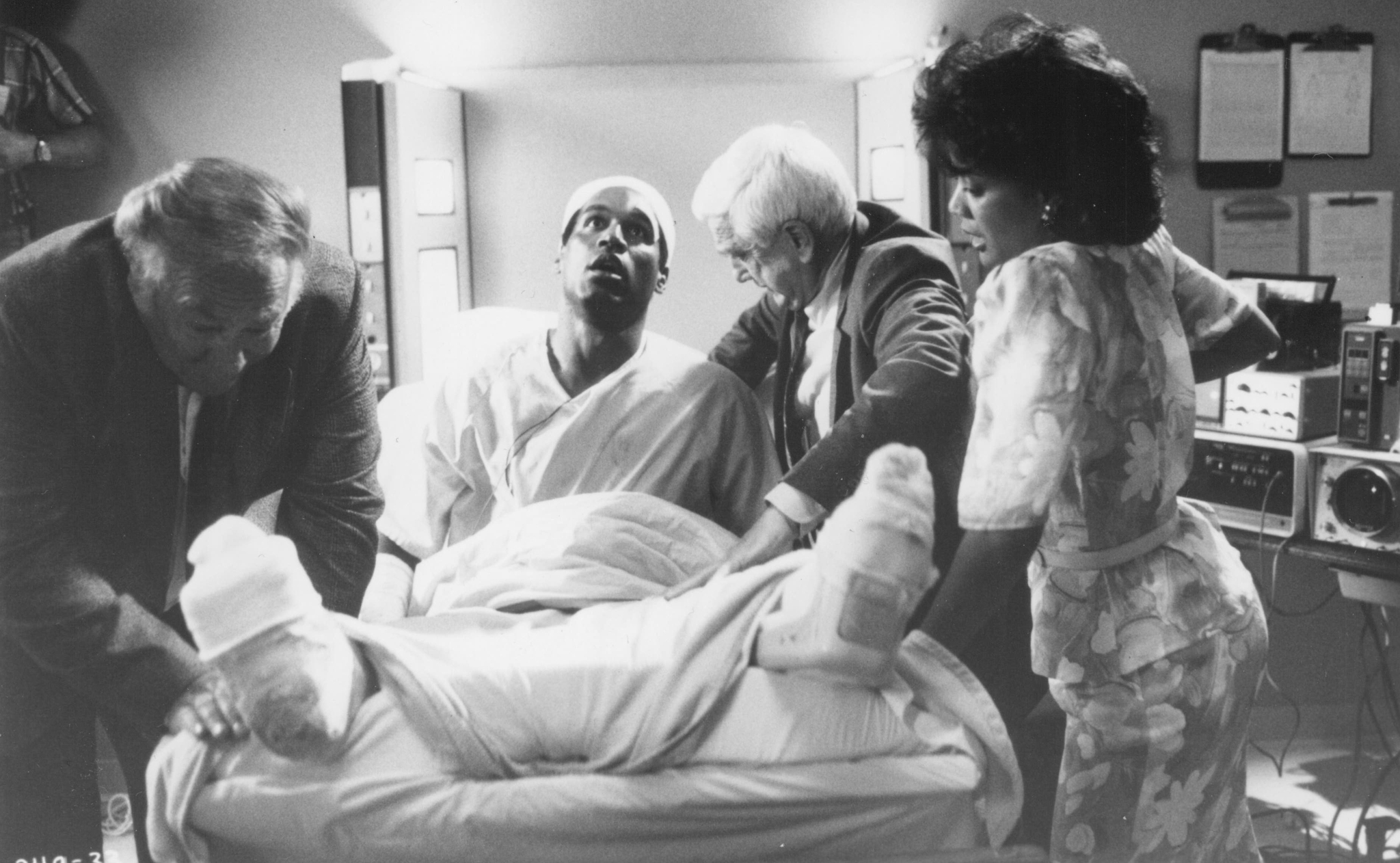 Still of Leslie Nielsen, George Kennedy, O.J. Simpson and Susan Beaubian in The Naked Gun: From the Files of Police Squad! (1988)