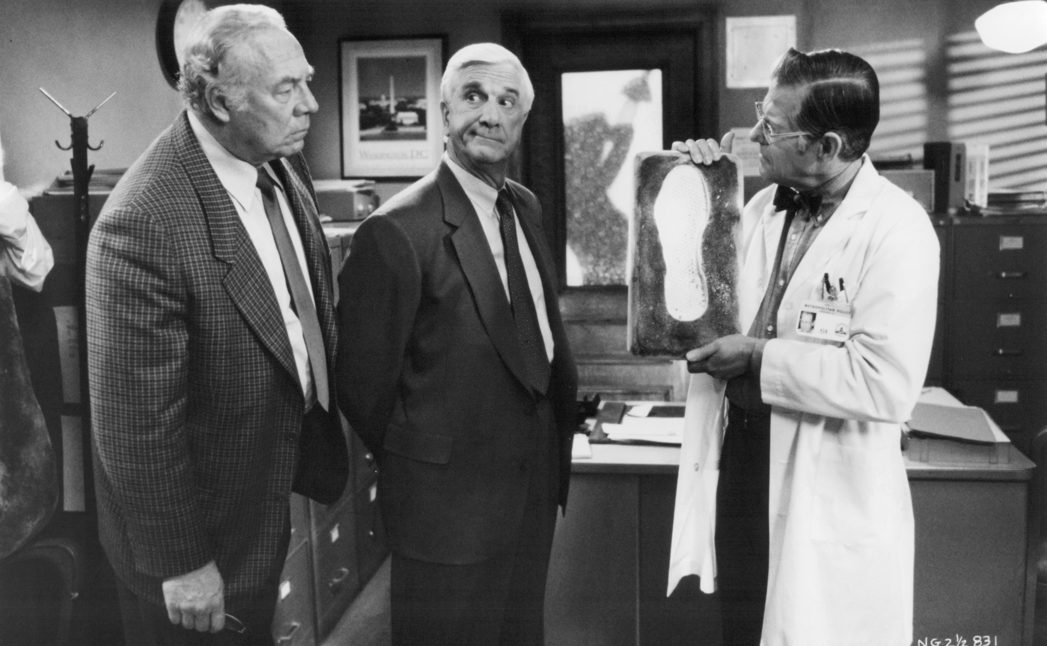 Still of Leslie Nielsen and George Kennedy in The Naked Gun 2½: The Smell of Fear (1991)
