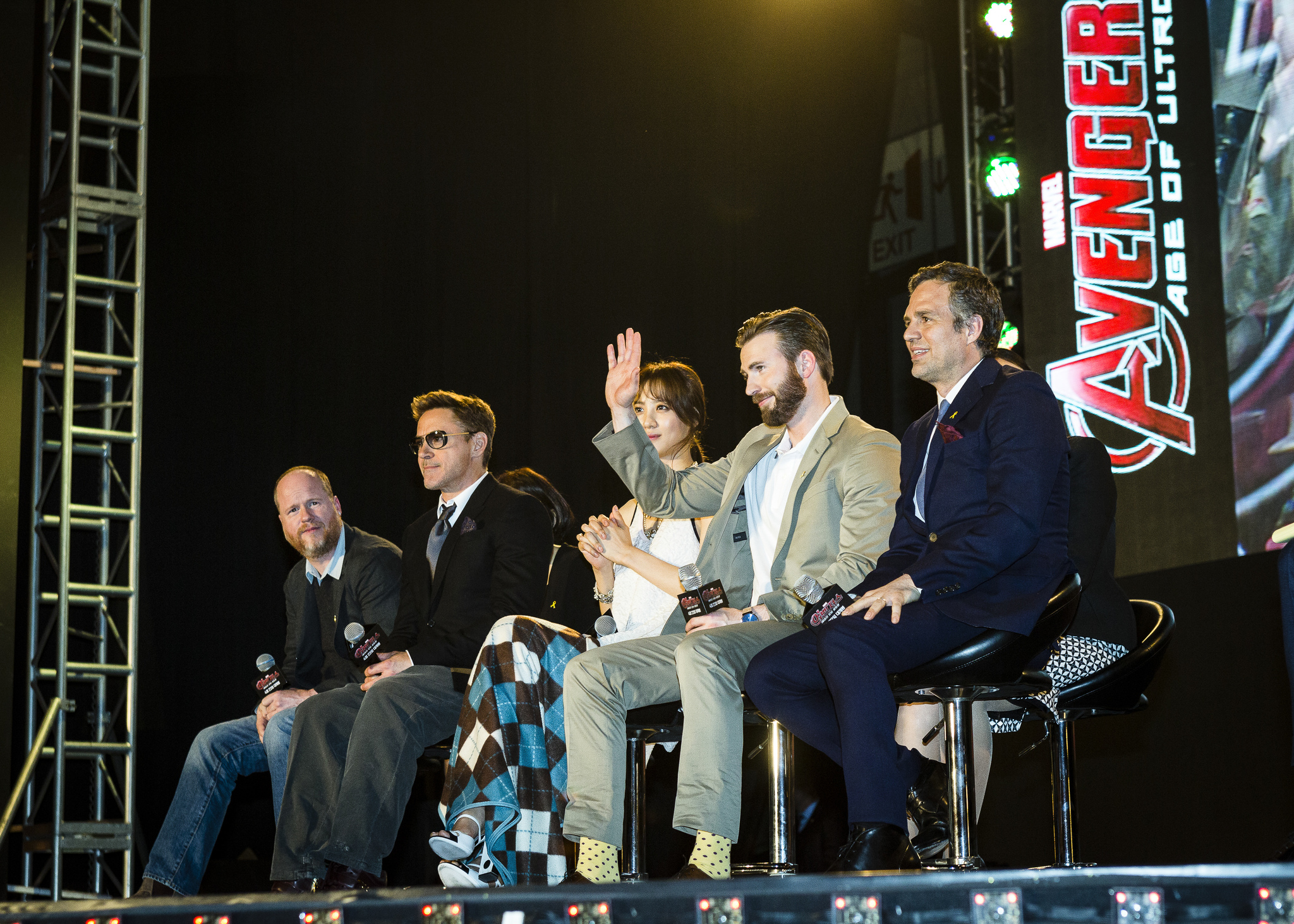Robert Downey Jr., Chris Evans, Mark Ruffalo, Joss Whedon and Claudia Kim at event of Kersytojai 2 (2015)
