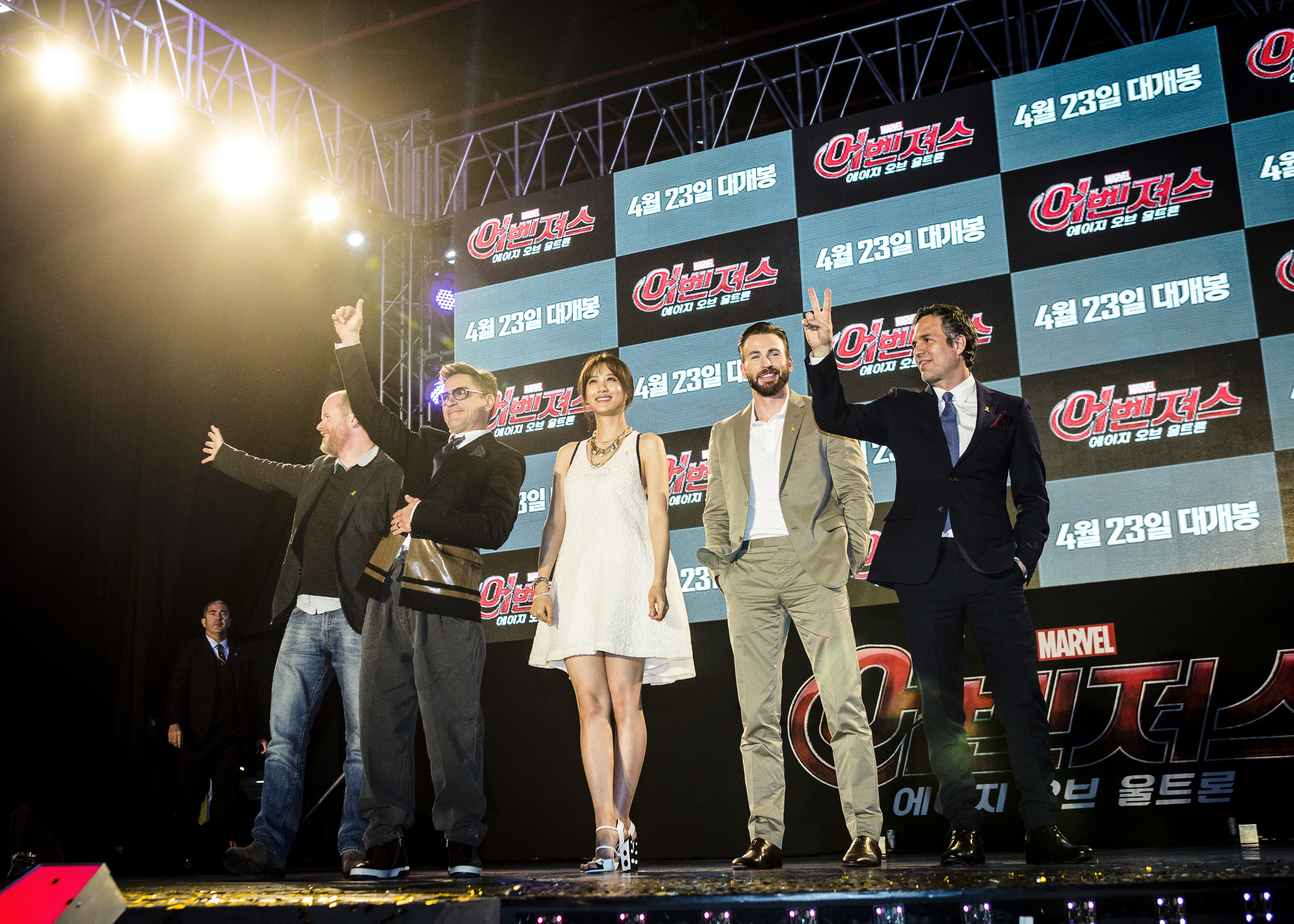 Robert Downey Jr., Chris Evans, Mark Ruffalo, Joss Whedon and Claudia Kim at event of Kersytojai 2 (2015)