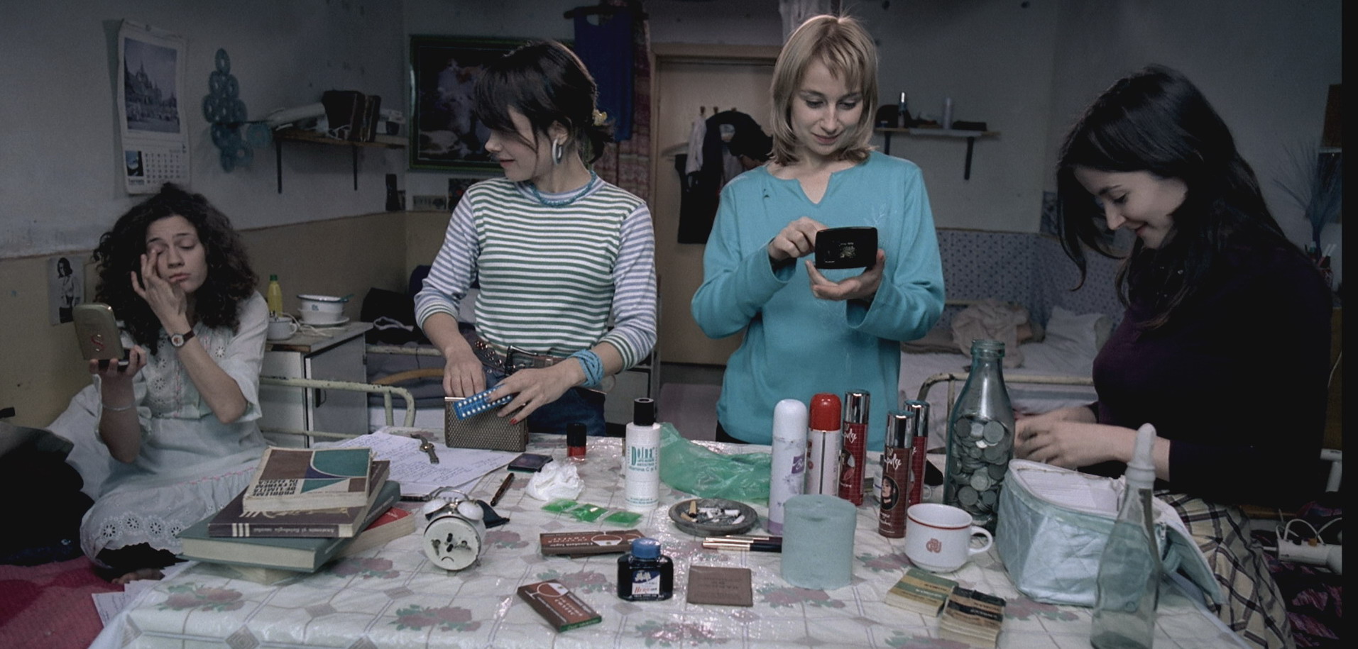 Still of Anamaria Marinca, Catalina Harabagiu, Madalina Ghitescu and Sanziana Tarta in 4 luni, 3 saptamâni si 2 zile (2007)