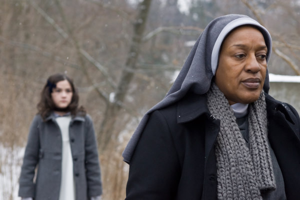 Still of CCH Pounder and Isabelle Fuhrman in Naslaite (2009)