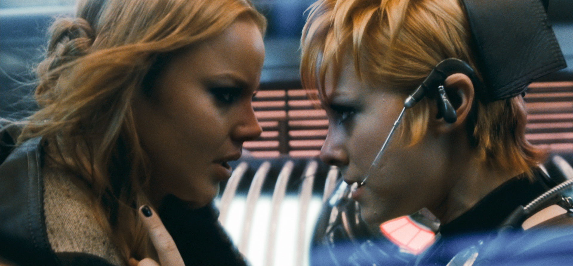 Still of Abbie Cornish and Jena Malone in Nelauktas smugis (2011)