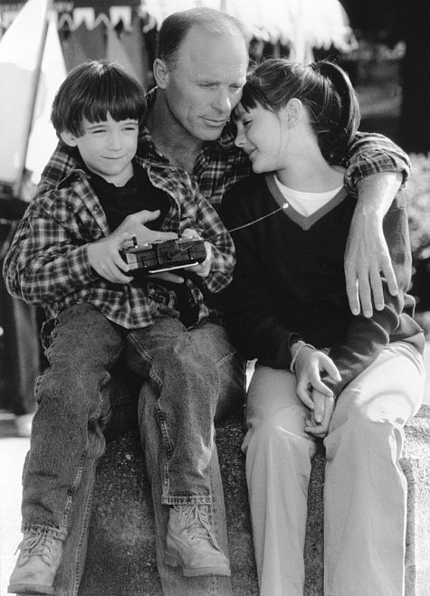 Divorced father Luke (Ed Harris) savors an afternoon spent with his children, Ben (Liam Aiken) and Anna (Jena Malone).