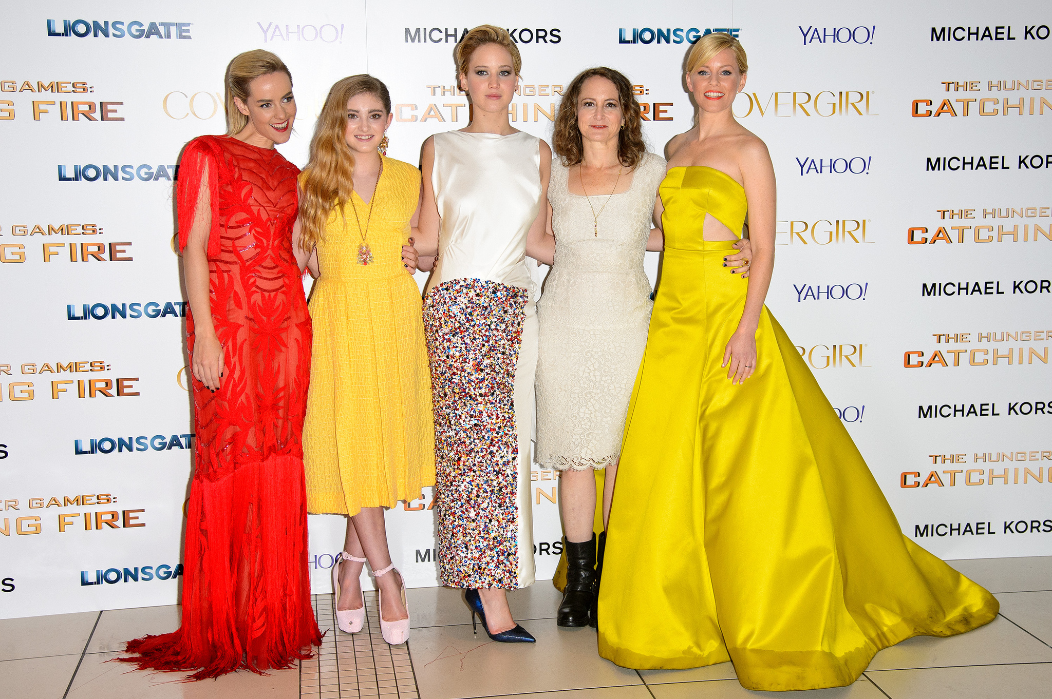 Elizabeth Banks, Jena Malone, Nina Jacobson, Jennifer Lawrence and Willow Shields at event of Bado zaidynes. Ugnies medziokle (2013)