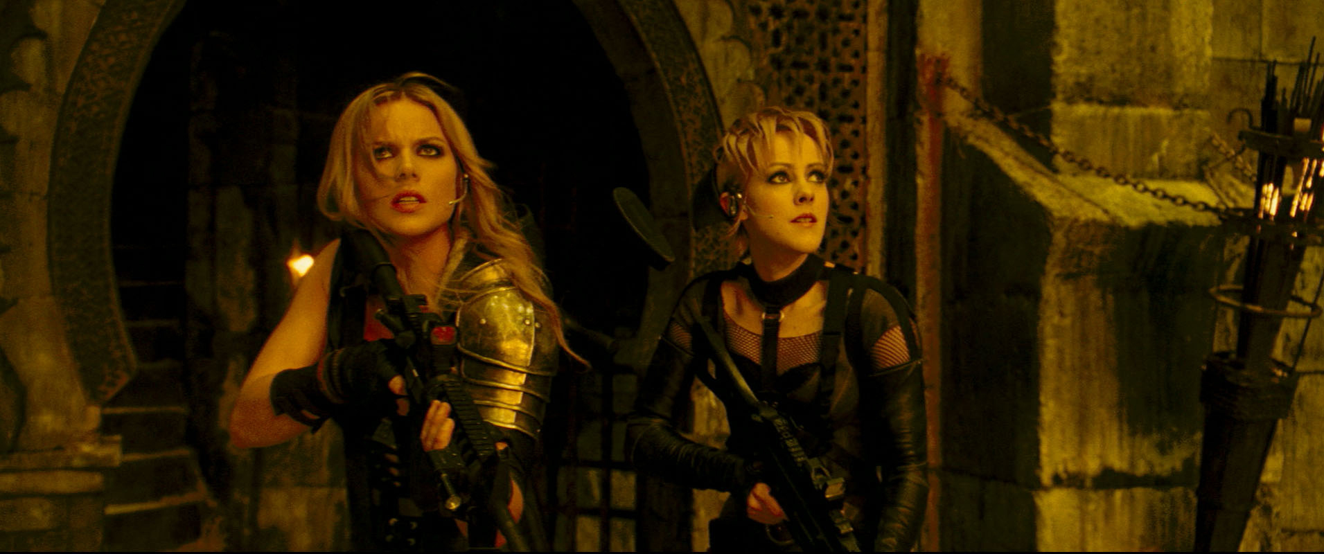 Still of Abbie Cornish and Jena Malone in Nelauktas smugis (2011)