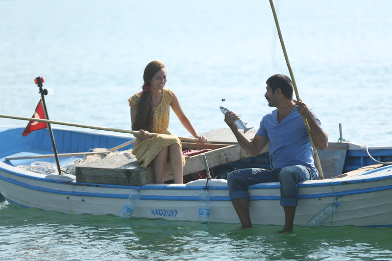 Still of Fahriye Evcen and Burak Özçivit in Ask Sana Benzer (2015)