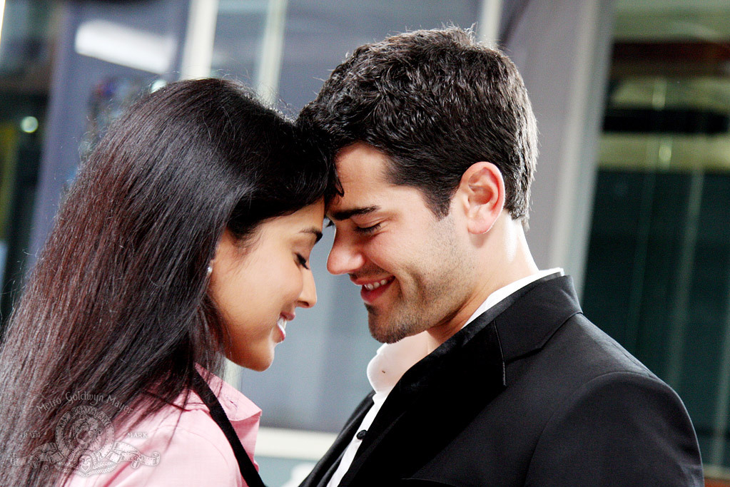 Still of Jesse Metcalfe and Shriya Saran in The Other End of the Line (2008)