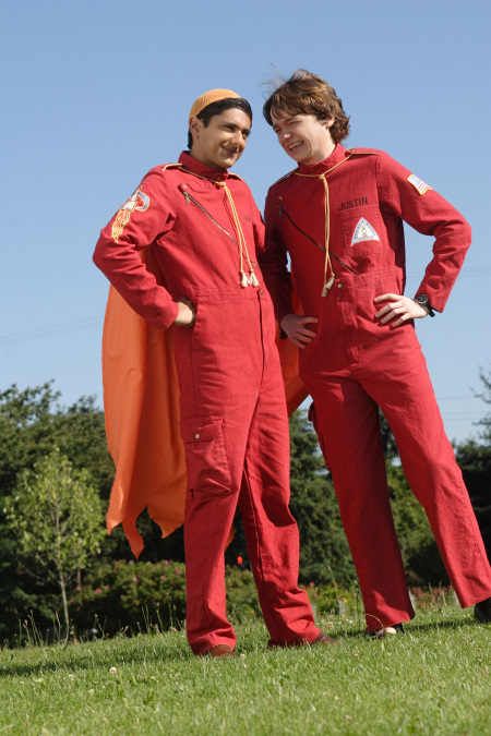 Still of Dan Byrd and Adhir Kalyan in Aliens in America (2007)