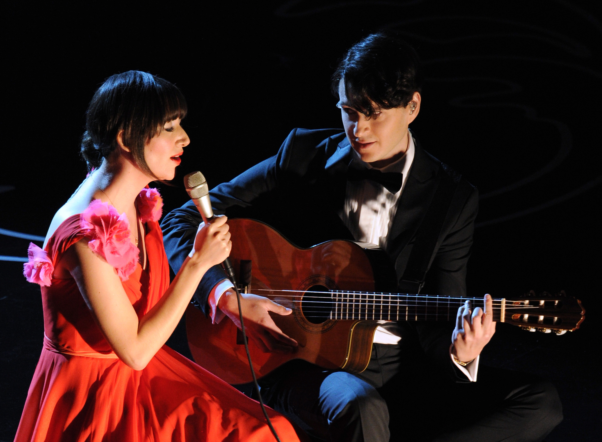 Karen O and Ezra Koenig at event of The Oscars (2014)