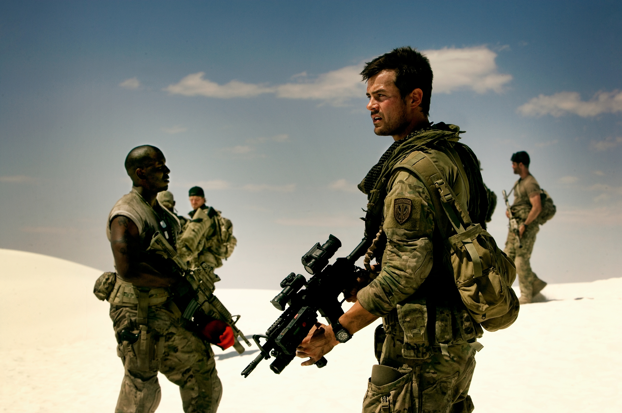Still of Josh Duhamel and Tyrese Gibson in Transformers (2007)