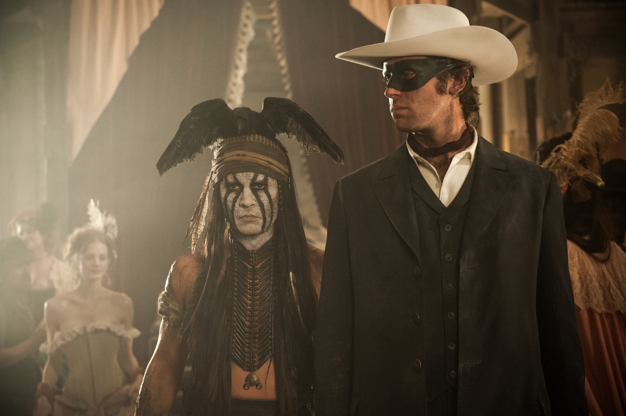 Still of Johnny Depp and Armie Hammer in Vienisas klajunas (2013)