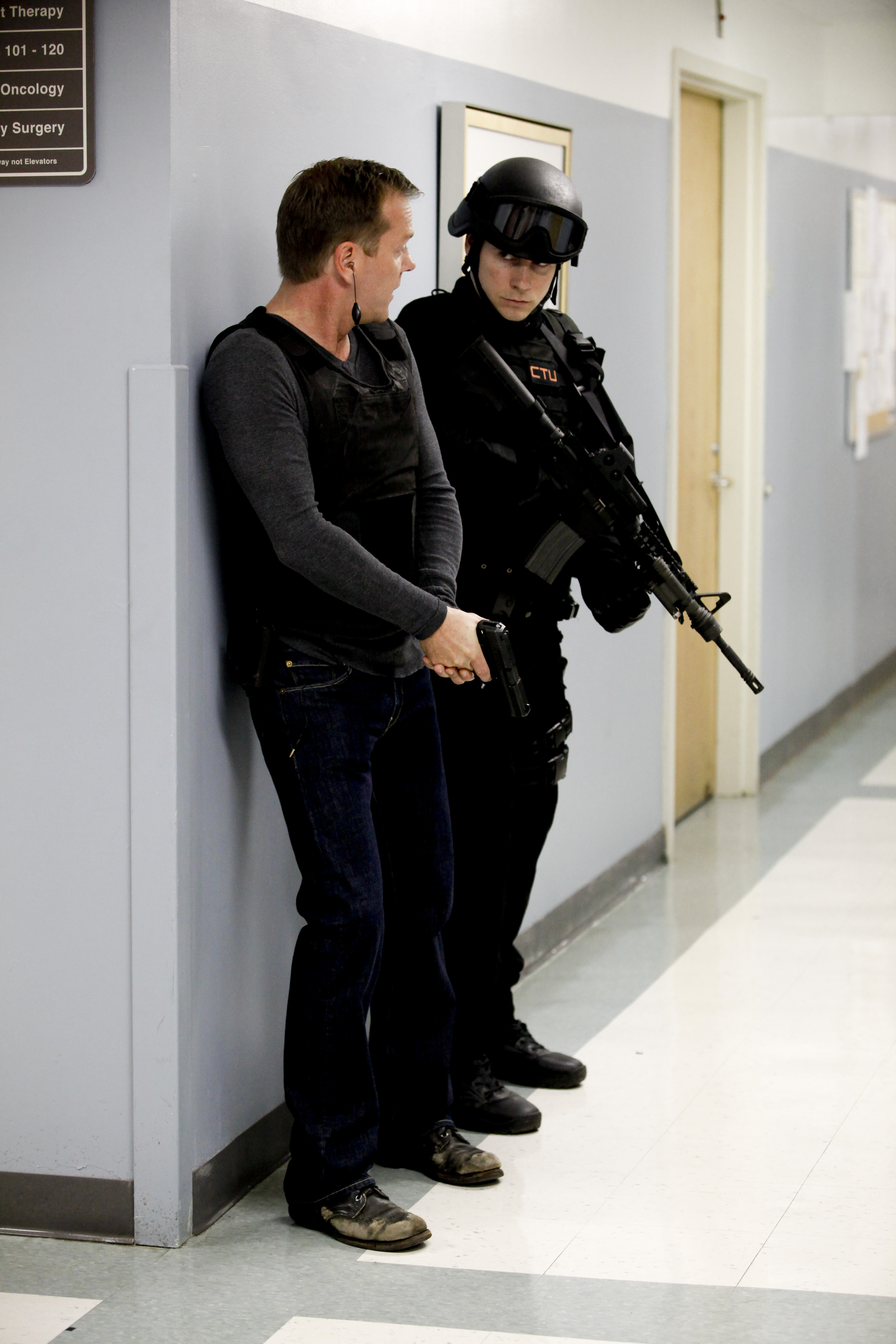 Still of Kiefer Sutherland and D.R. Lewis in 24