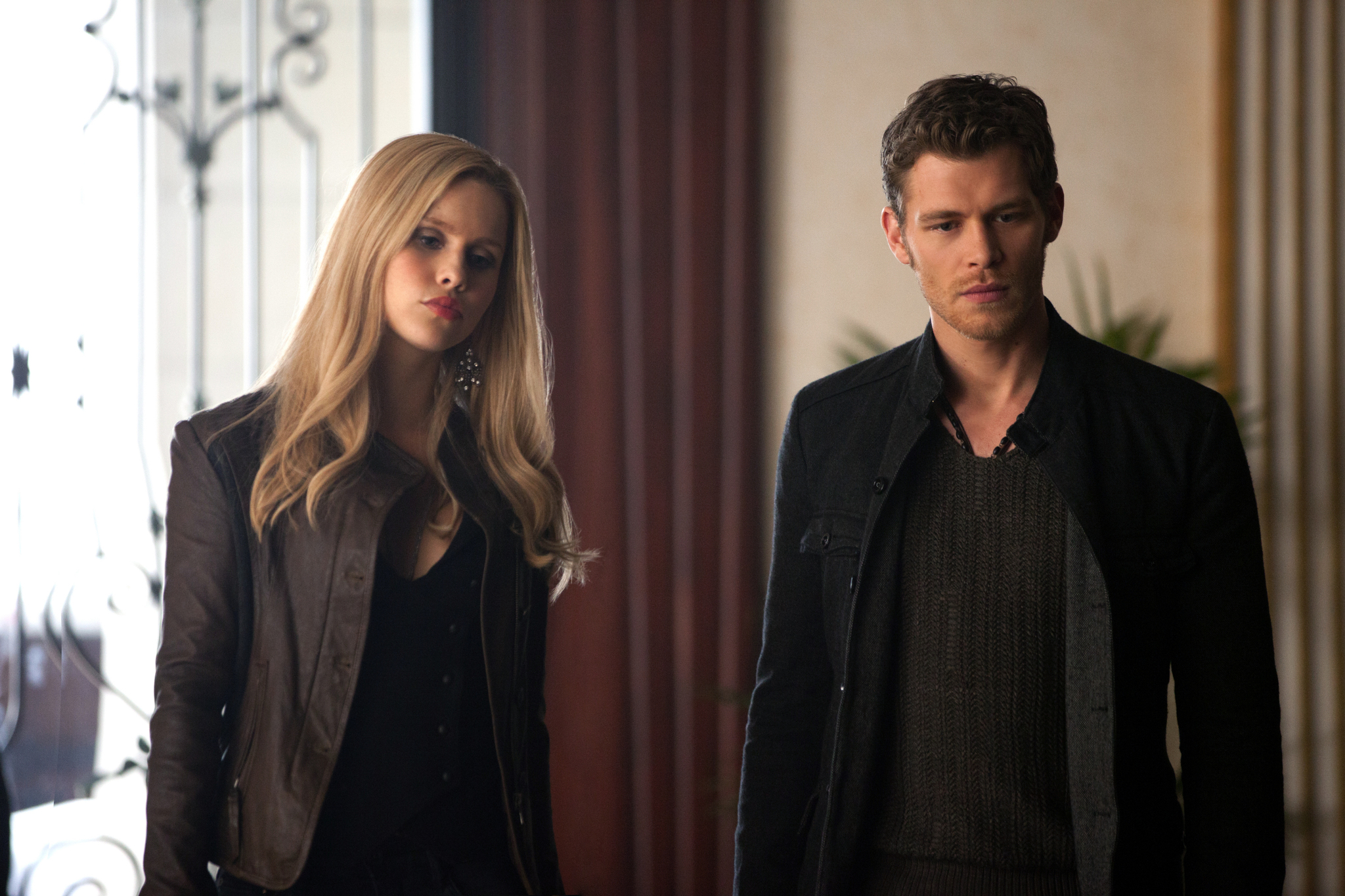 Still of Joseph Morgan and Claire Holt in Vampyro dienorasciai (2009)