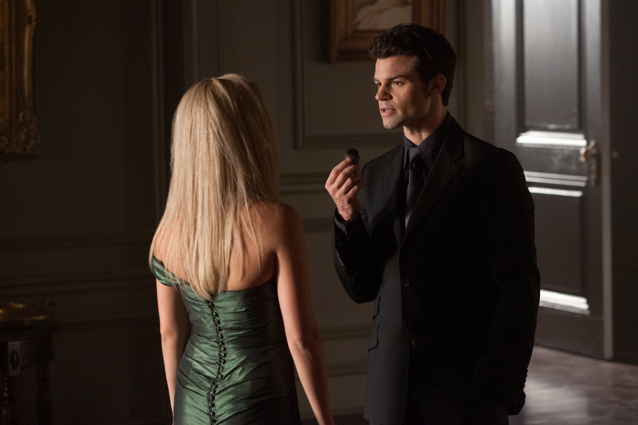 Still of Daniel Gillies and Claire Holt in Vampyro dienorasciai (2009)
