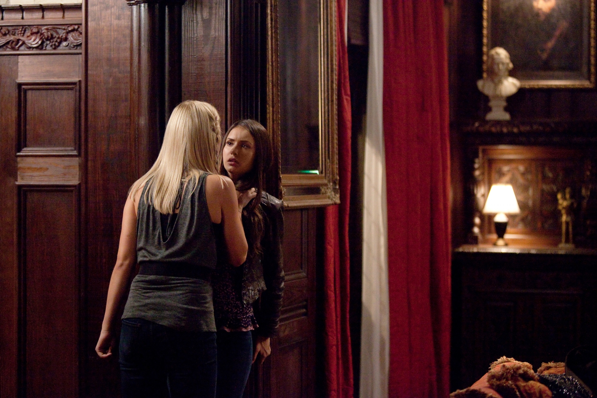 Still of Claire Holt and Nina Dobrev in Vampyro dienorasciai (2009)