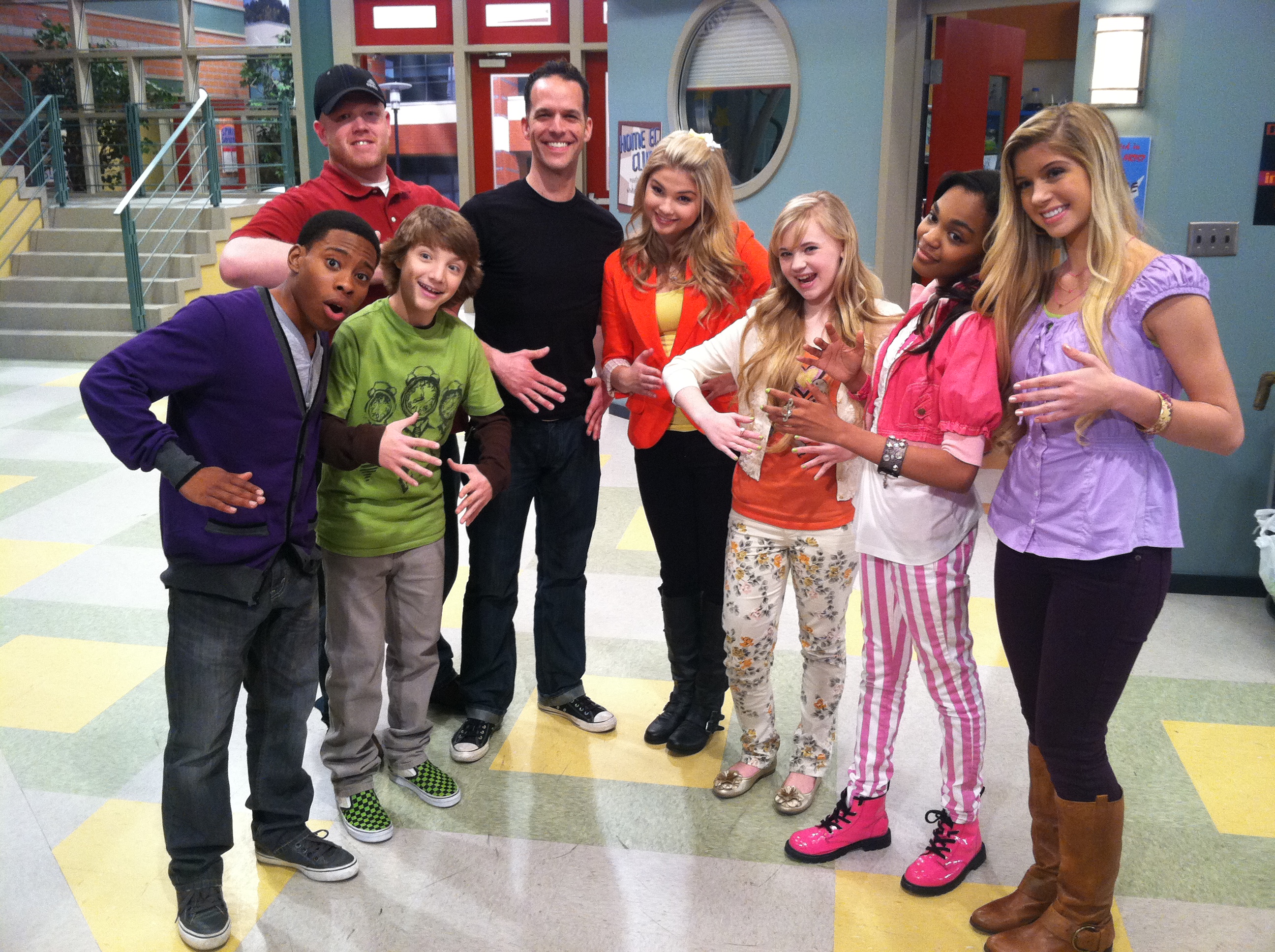 Chris F. Bartlett and the cast of A.N.T. Farm for the ScavANTger Hunt episode