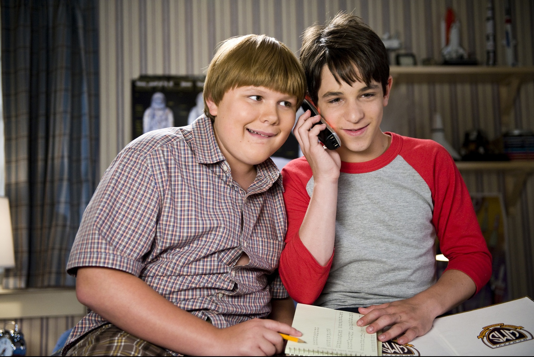 Still of Zachary Gordon and Robert Capron in Diary of a Wimpy Kid: Dog Days (2012)