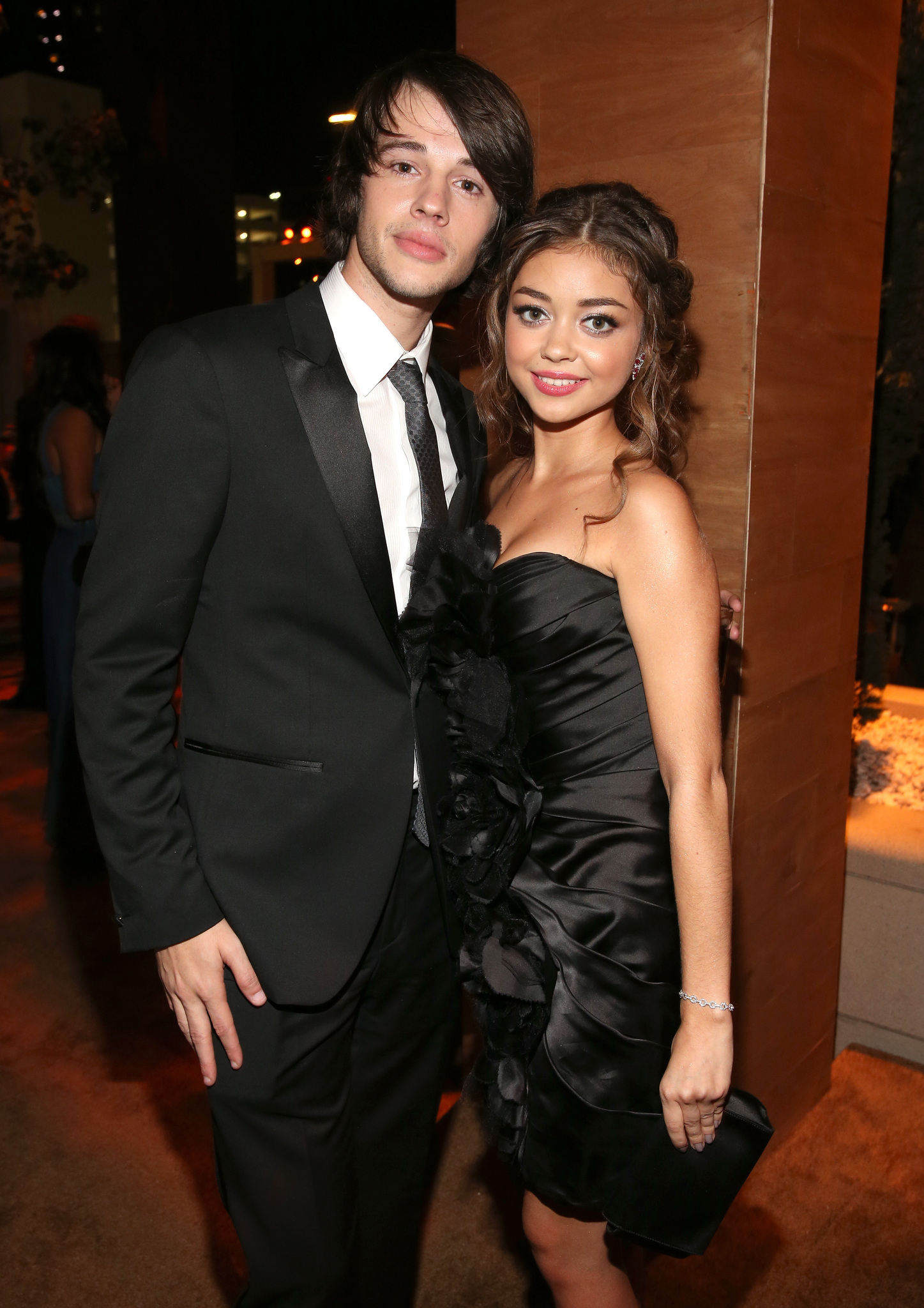 Sarah Hyland and Matt Prokop at event of The 64th Primetime Emmy Awards (2012)