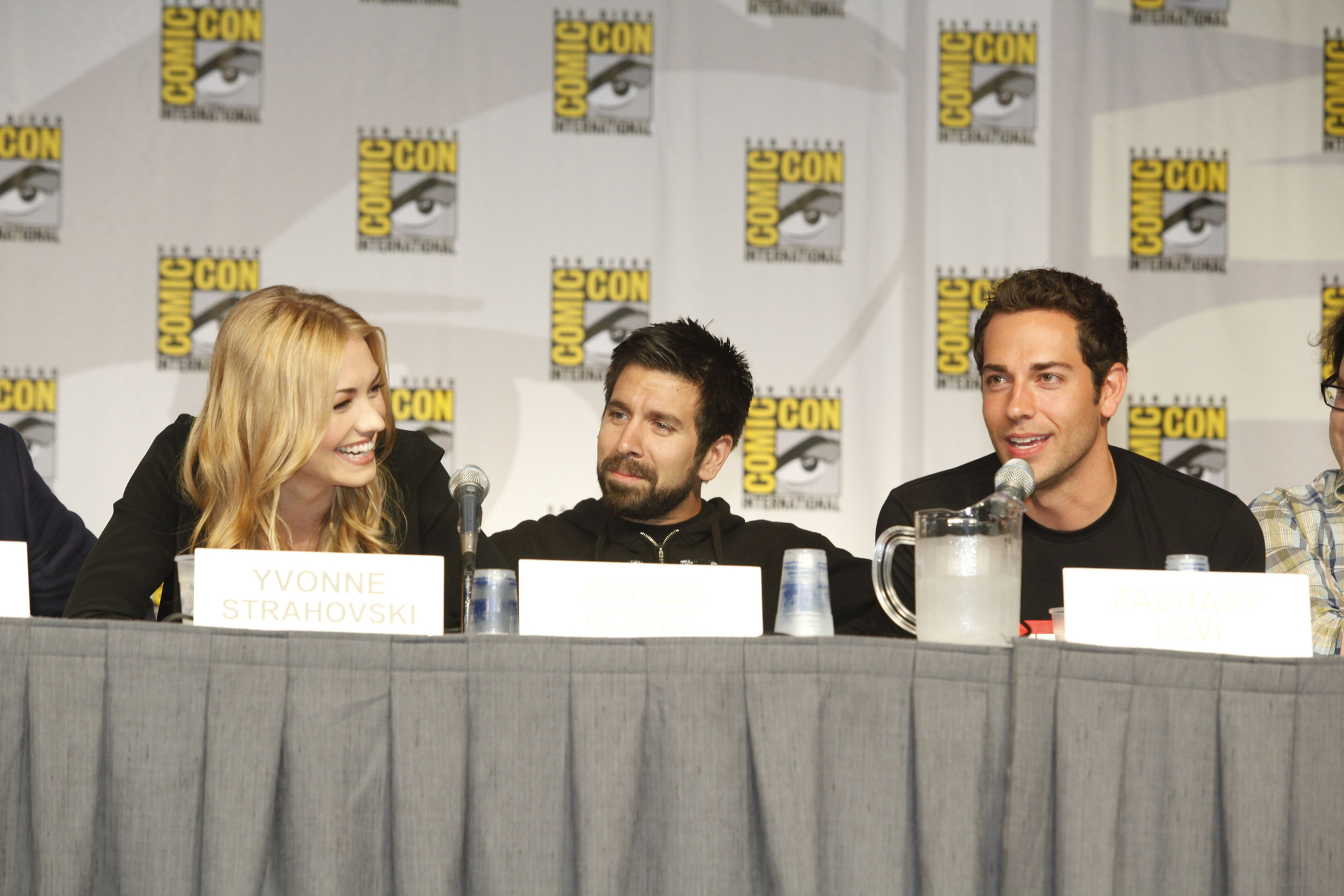 Zachary Levi, Joshua Gomez and Yvonne Strahovski at event of Cakas (2007)