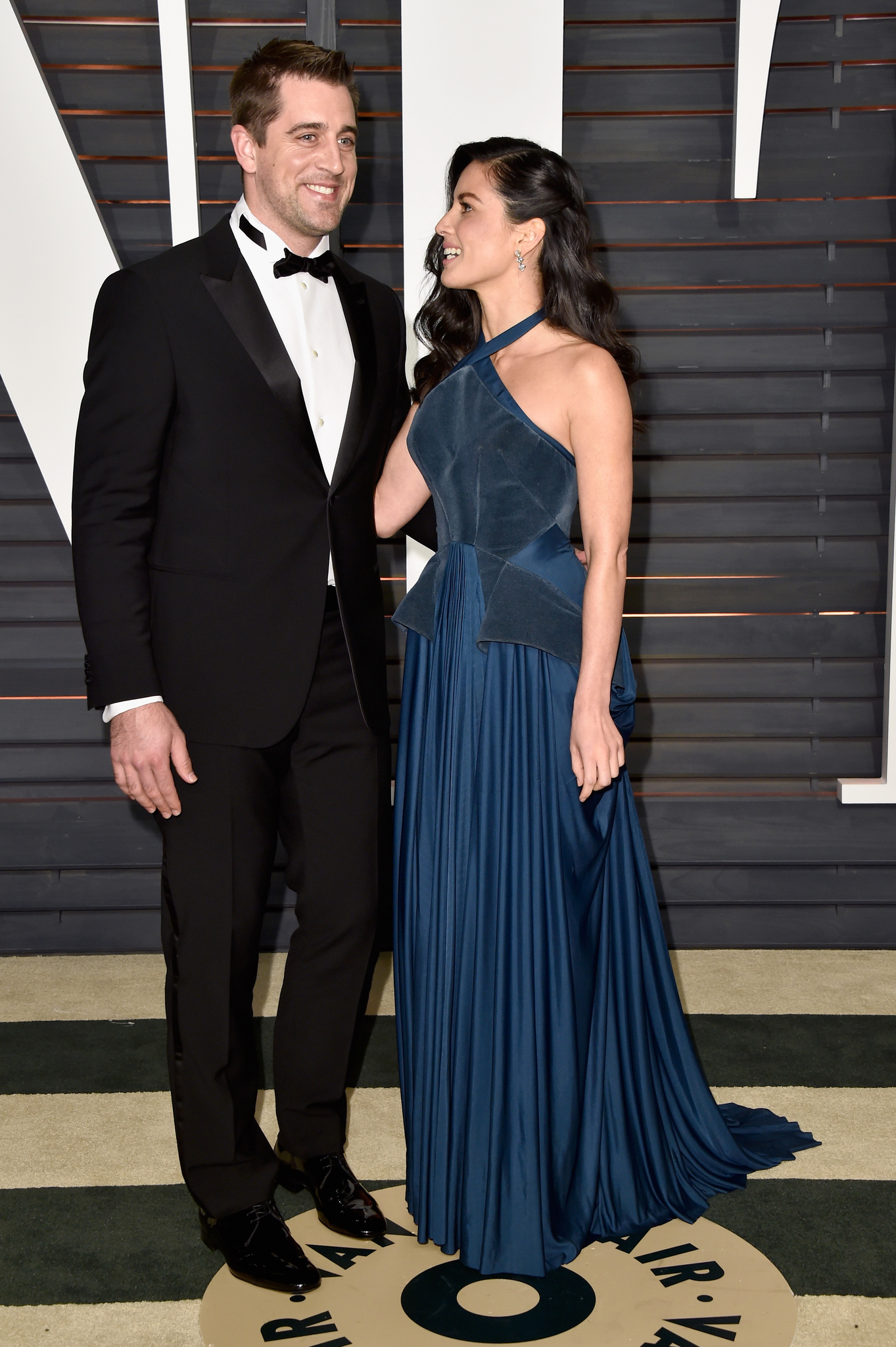 Olivia Munn and Aaron Rodgers at event of The Oscars (2015)