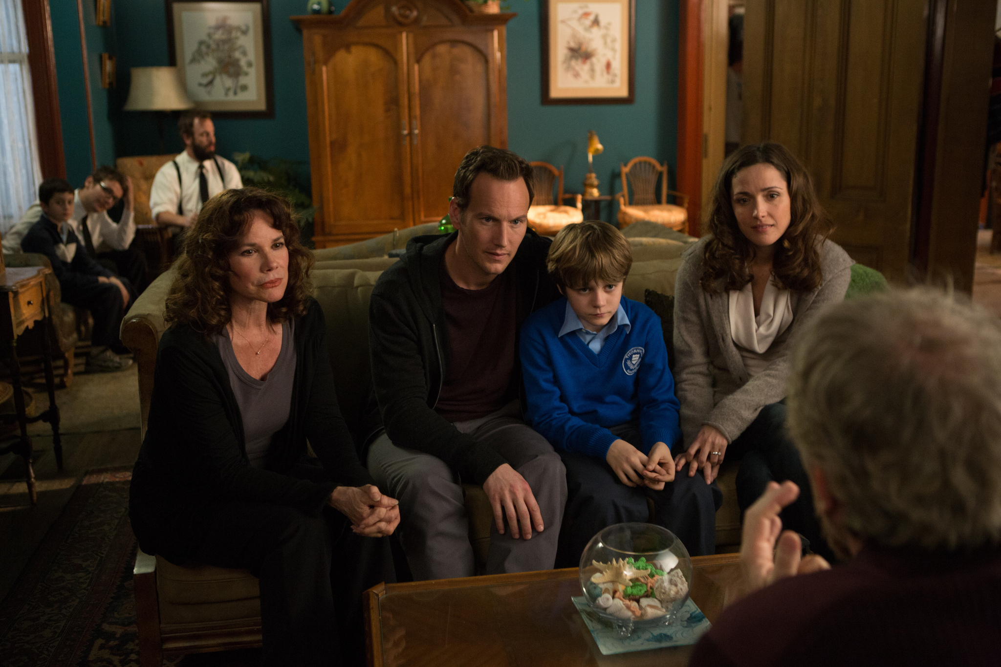 Still of Barbara Hershey, Rose Byrne, Angus Sampson, Patrick Wilson, Leigh Whannell, Ty Simpkins and Andrew Astor in Tunas tamsoje: antra dalis (2013)