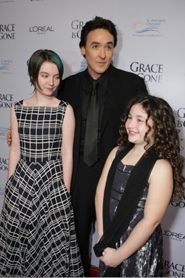 John Cusack, Shélan O'Keefe and Gracie Bednarczyk at event of Grace Is Gone (2007)