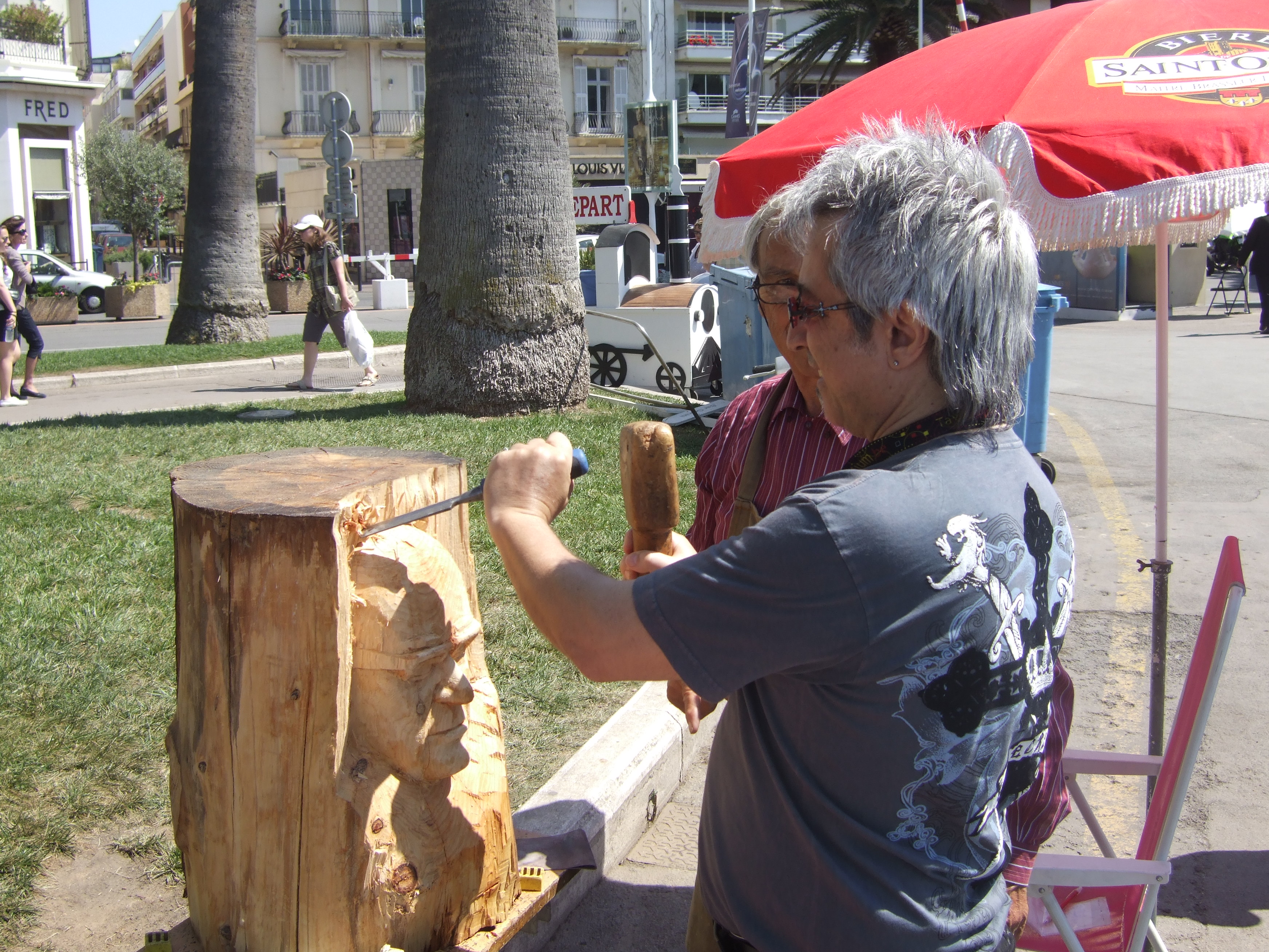 Boris Acosta sculpting wood during the Cannes 2010 film festival.