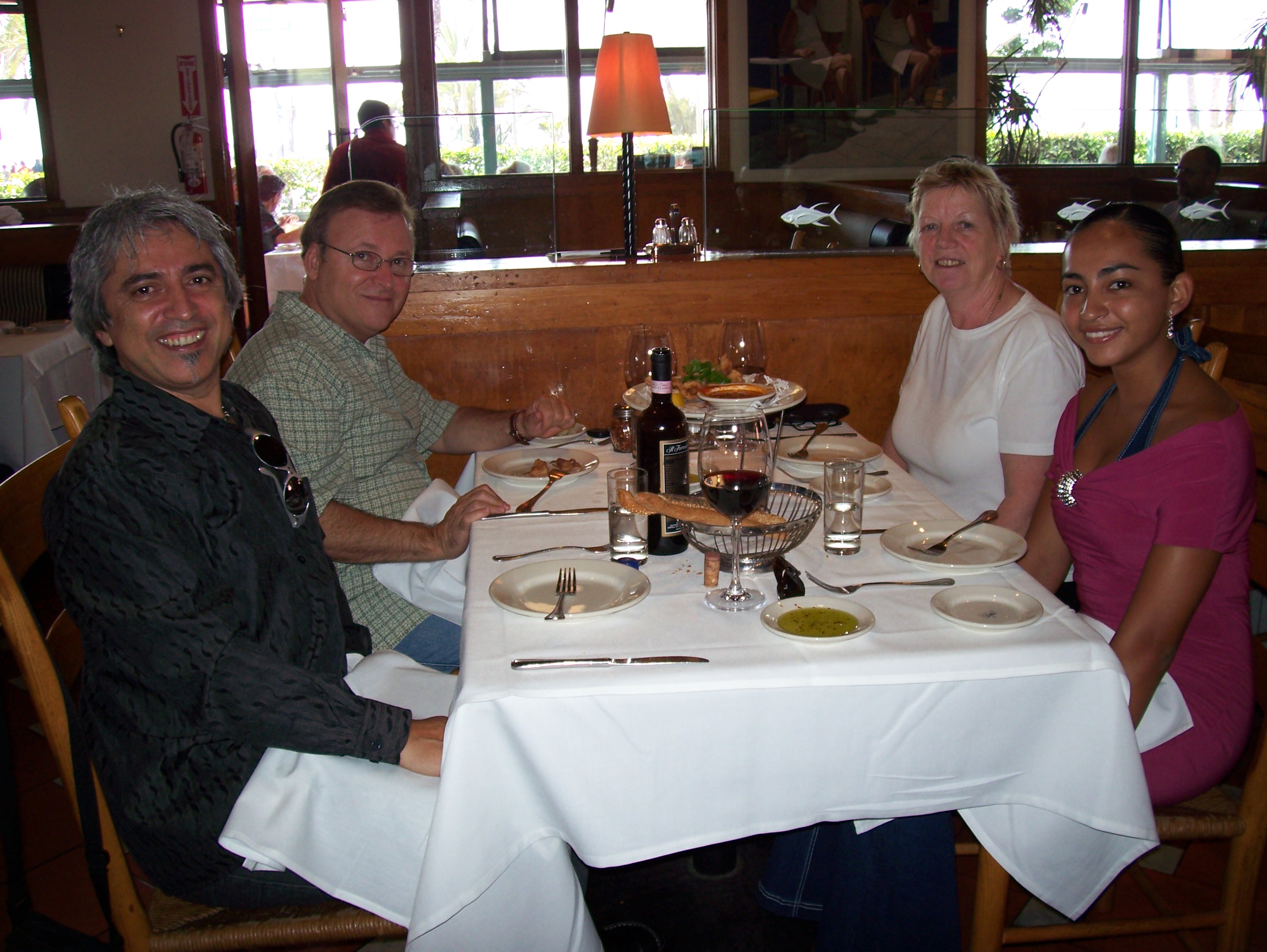 Lunch in Santa Monica, USA: Boris Acosta, Armand Mastroianni (The Celestine Prophecy), Bridget Burkes (Lord of the Rings) and Dalia Hernandez (Apocalipto)