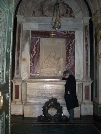 Boris Acosta at Dante Alighieri's tomb in Ravenna, Italy
