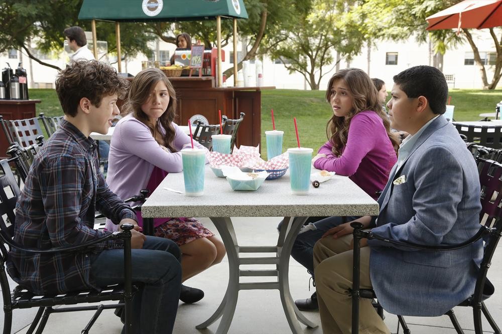 Still of Nolan Gould and Rico Rodriguez in Moderni seima: Under Pressure (2014)